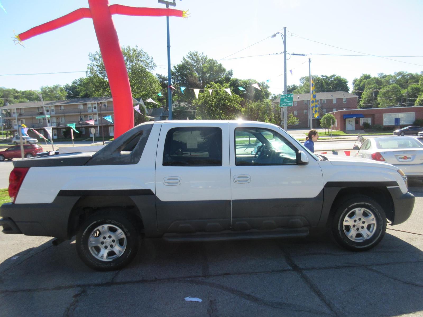 2002 Chevrolet Avalanche 1500 4WD (3GNEK13T52G) with an 5.3L V8 OHV 16V engine, 4-Speed Automatic Overdrive transmission, located at 1020 NW Radial Hwy, Omaha, NE, 68132, (402) 991-6503, 41.269718, -95.983231 - Photo #0