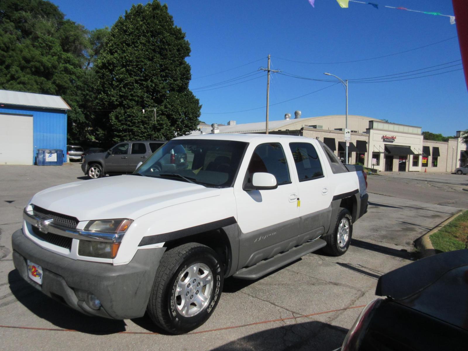 2002 Chevrolet Avalanche 1500 4WD (3GNEK13T52G) with an 5.3L V8 OHV 16V engine, 4-Speed Automatic Overdrive transmission, located at 1020 NW Radial Hwy, Omaha, NE, 68132, (402) 991-6503, 41.269718, -95.983231 - Photo #3