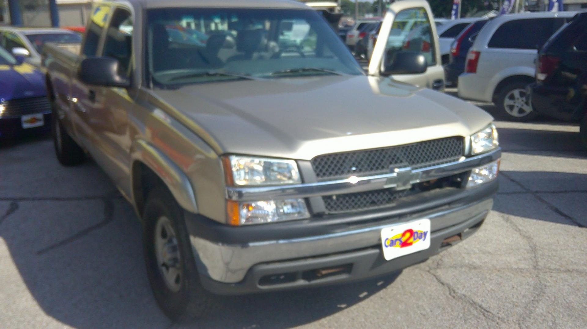 2004 Chevrolet Silverado 1500 Ext. Cab Long Bed 4WD (1GCEK19Z64E) with an 5.3L V8 OHV 16V FFV engine, 4-Speed Automatic Overdrive transmission, located at 1020 NW Radial Hwy, Omaha, NE, 68132, (402) 991-6503, 41.269718, -95.983231- Photo#4