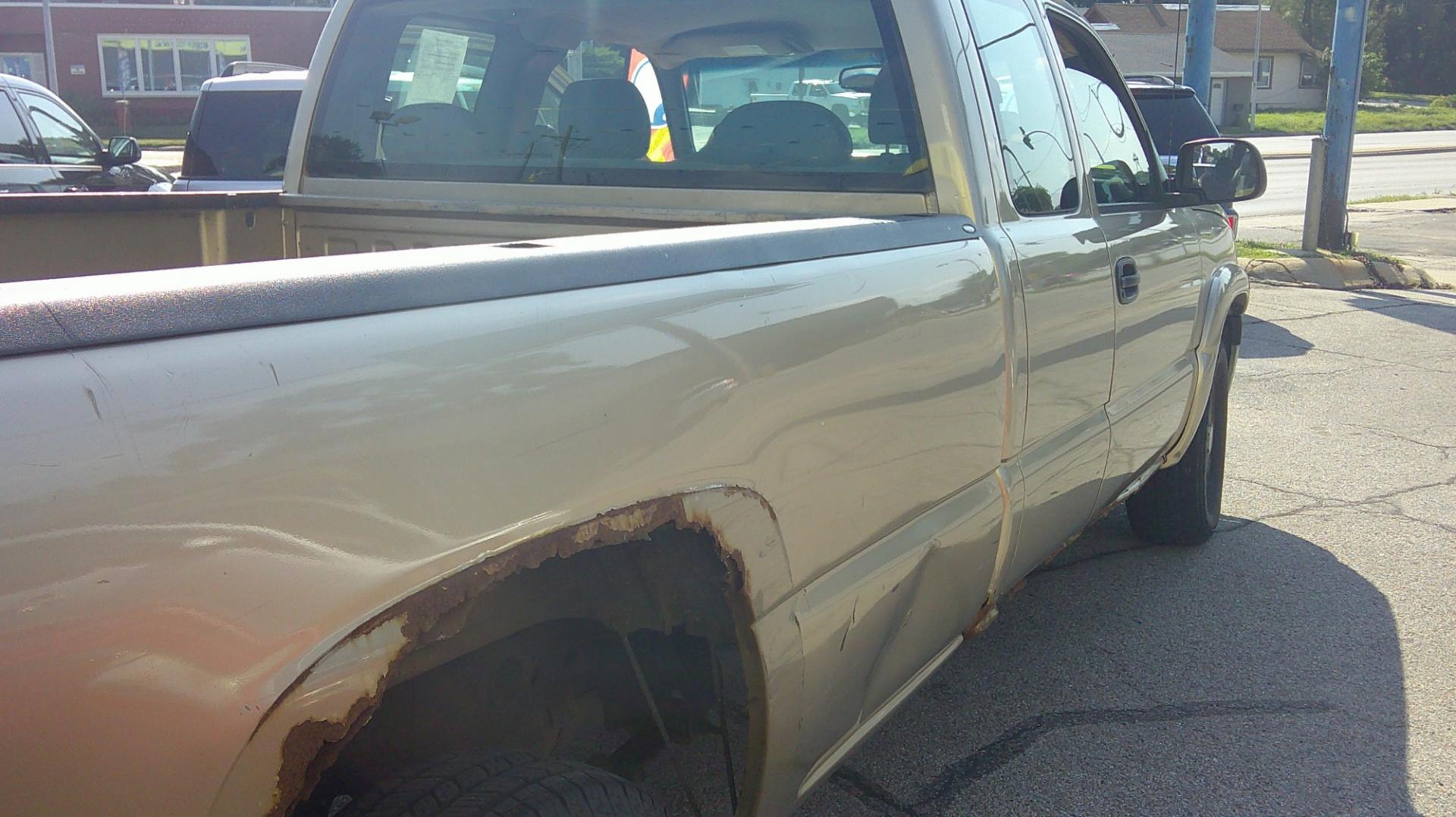 2004 Chevrolet Silverado 1500 Ext. Cab Long Bed 4WD (1GCEK19Z64E) with an 5.3L V8 OHV 16V FFV engine, 4-Speed Automatic Overdrive transmission, located at 1020 NW Radial Hwy, Omaha, NE, 68132, (402) 991-6503, 41.269718, -95.983231- Photo#2