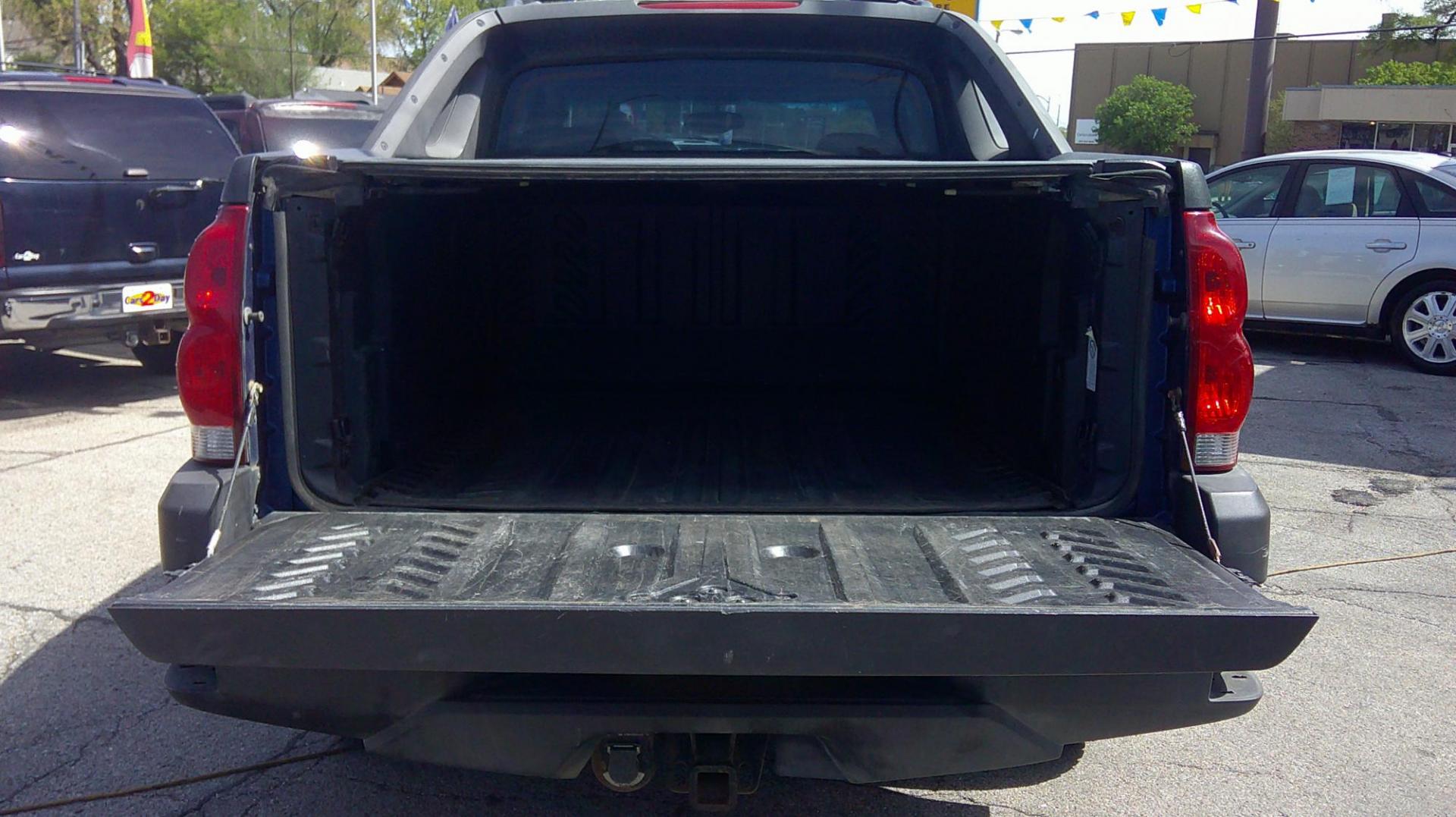 2004 Chevrolet Avalanche 1500 4WD (3GNEK12T84G) with an 5.3L V8 OHV 16V engine, 4-Speed Automatic Overdrive transmission, located at 1020 NW Radial Hwy, Omaha, NE, 68132, (402) 991-6503, 41.269718, -95.983231 - Photo#3