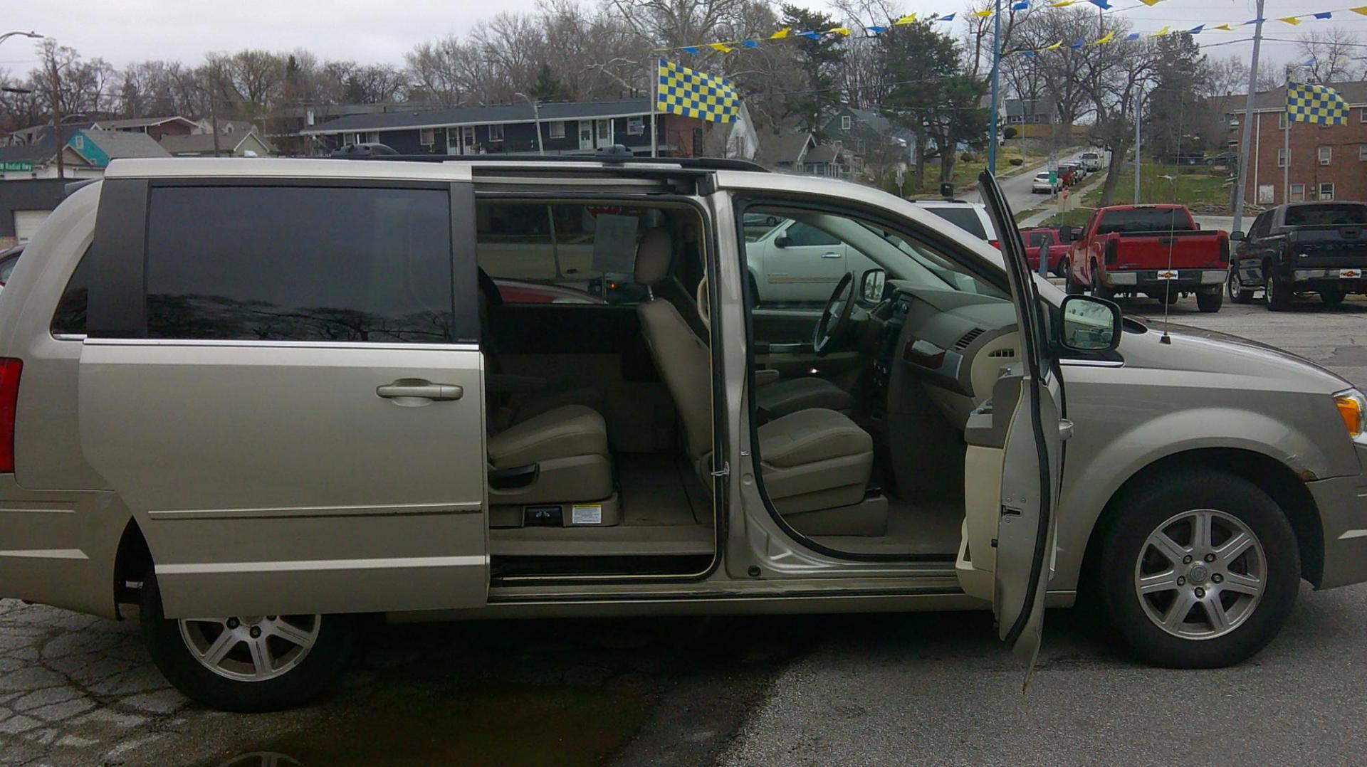 2008 Chrysler Town & Country Touring (2A8HR54P08R) with an 3.8L V6 OHV 12V engine, 6-Speed Automatic Overdrive transmission, located at 1020 NW Radial Hwy, Omaha, NE, 68132, (402) 991-6503, 41.269718, -95.983231 - Photo#2