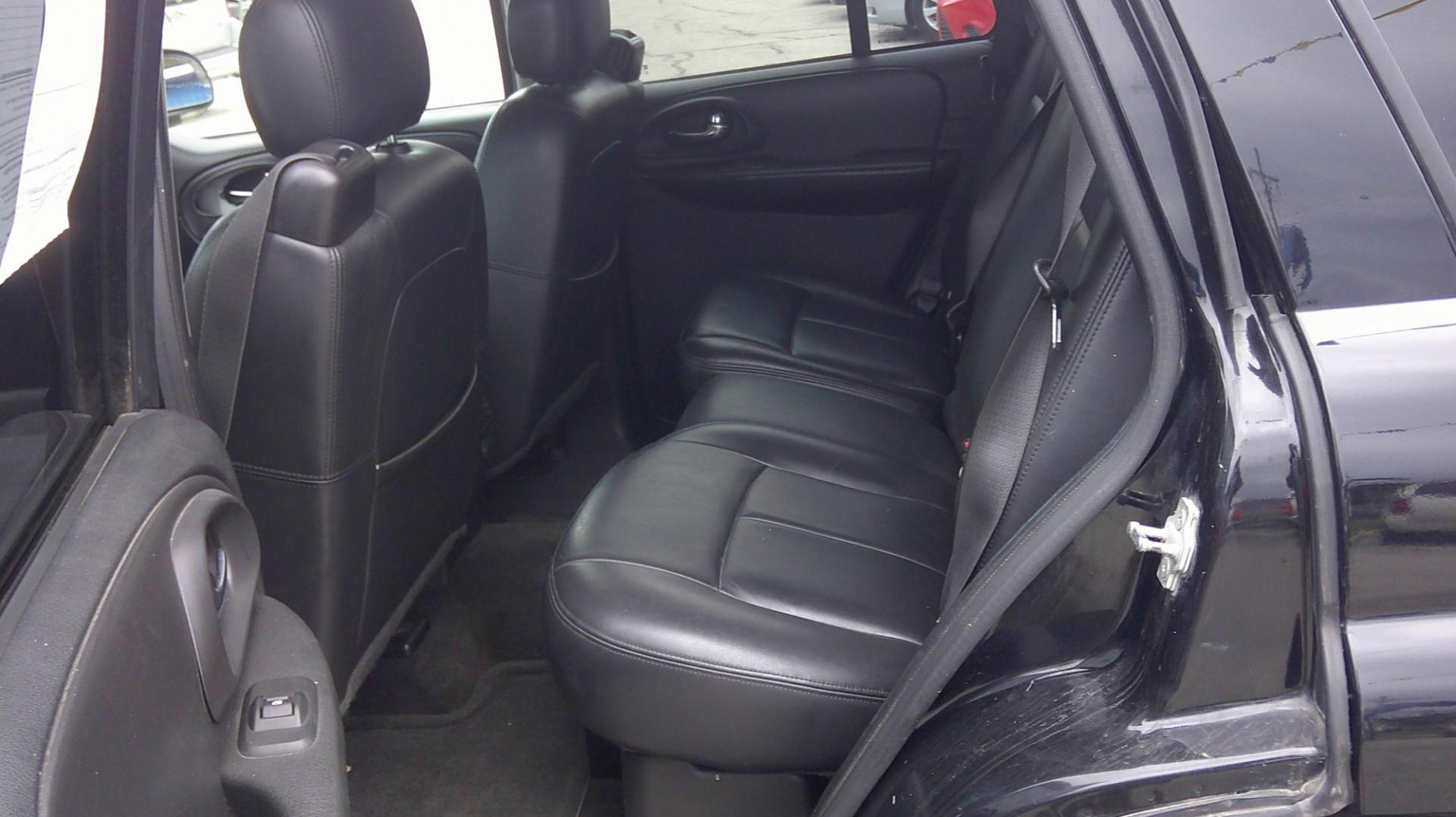 2007 Chevrolet TrailBlazer LS1 4WD (1GNDT13S672) with an 4.2L L6 DOHC 24V engine, 4A OD transmission, located at 1020 NW Radial Hwy, Omaha, NE, 68132, (402) 991-6503, 41.269718, -95.983231- Photo#3