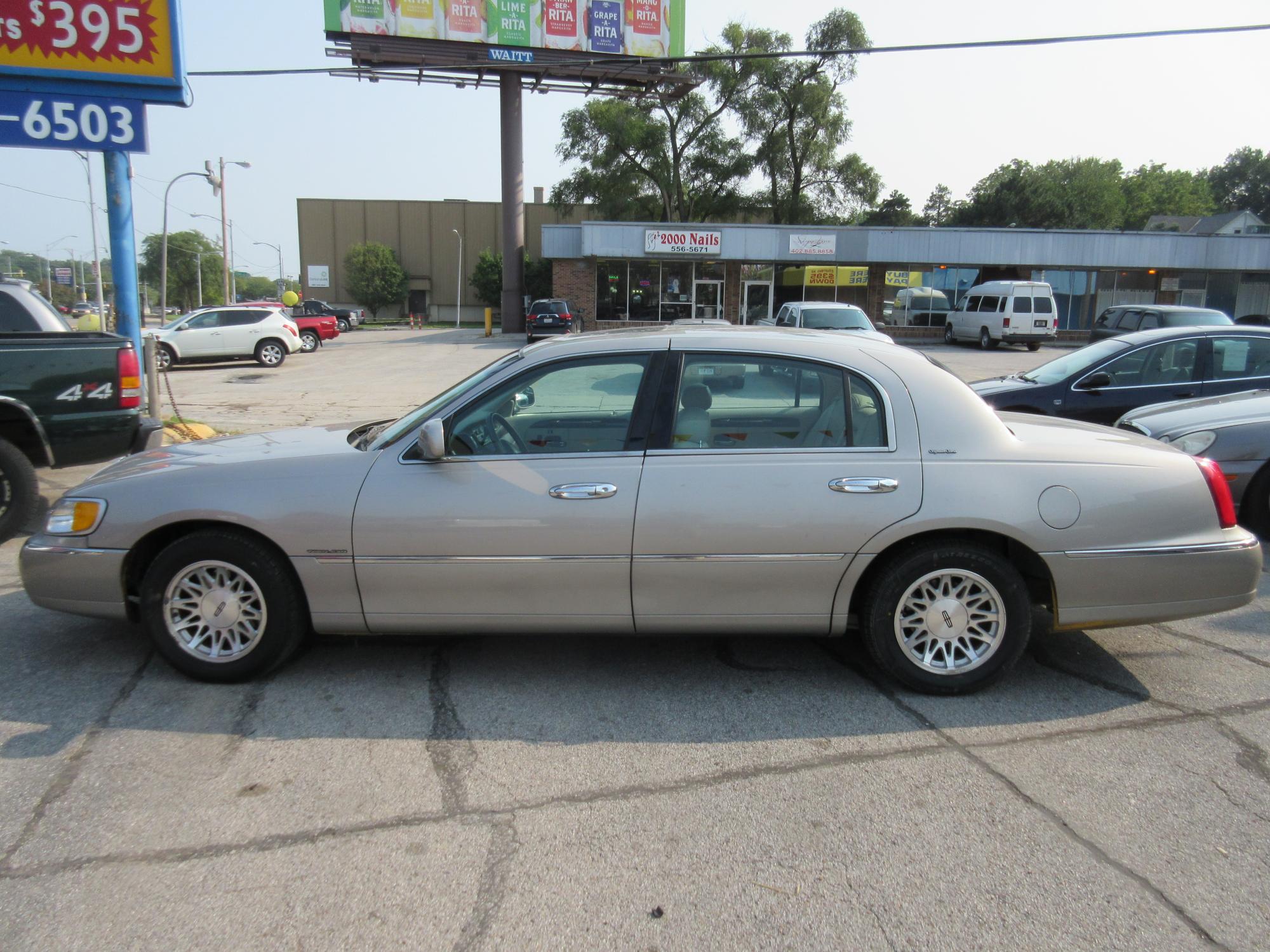 photo of 1999 Lincoln Town Car Signature